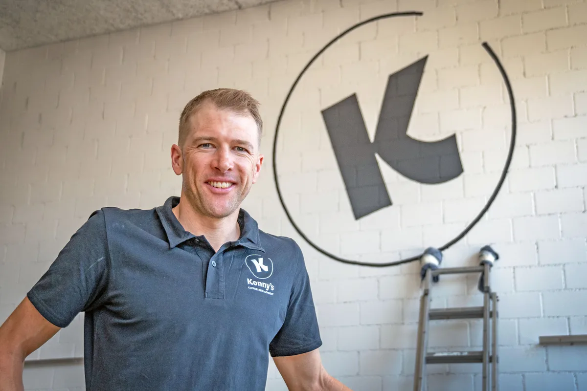 Ehemaliger Mountainbiker Konny Looser eröffnet Bikeshop in Hinwil. Es soll ein Treffpunkt für Fahrradbegeisterte werden.